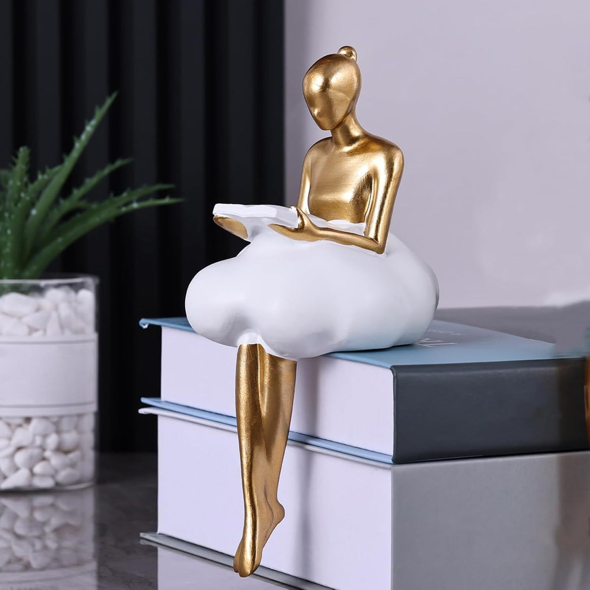 Estatueta de Resina Dourada e Branca do Pensador - Escultura Elegante Abstrata da Mulher Lendo com Perdas em Ouro, Decoração Minimalista Temática Livros para Casa, Gabinete ou Estante – Peças Duráveis Embrulhadas como Presente (Douro/Branco) Para Aniversário Formatura Mudança De CASA Acento Moderno. Artesanato Abstractivo Sala Prateleirar Escritório. Enfeite Stylish Dorado Exposição Todo-Anual Ornamento Manufaturadamente Feito Por Amantes Do Libre