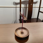 Suporte de Incenso de Madeira com Base Arredondada e Queimador Central - Altar de Meditação Zen Portátil, Compatível com Sândalo e Cedro, Design Minimalista Elegante para Casa, Estúdio de Yoga, Viagem - Difusor Durável e de Queima de Madeira, Suporte Decorativo de Incenso para Sala de Estar, Quarto ou Espaços de Meditação, Artesanal em Madeira Maciça com Base Redonda Resistente e Superfície Lisa para Queima Uniforme, Cascata de Incenso