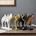 1pc Figura de Cavalo de Resina ABS Elegante - Decoração Moderna de Luxo Leve para Sala de Estar, Escritório ou Mesa de Chá | Design Detalhado de Selim e Arreios | Presente Ideal para Amigos e Formandos, Presente de Formatura | Design de Cavalo Moderno | Artesanato Detalhado, Decoração de Cavalo