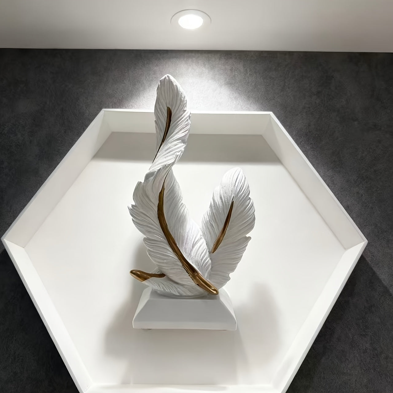 1 Peça de Ornamento de Resina de Pena de Alta Qualidade para Sala de Estar, Entrada ou Sala de Modelo, Decoração Suave para Casa Nova ou Presente de Inauguração