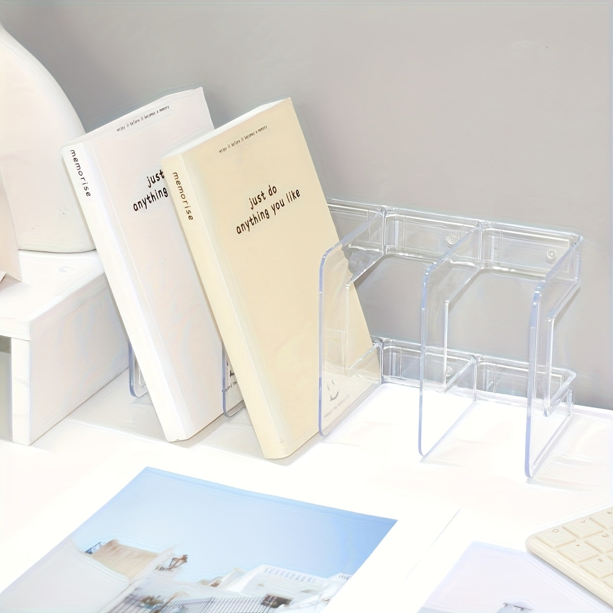 Organizador Vertical Compacto com Compartimentos Transparentes e Ganchos | Estrutura de Plástico, Ideal para Bolsas, Sapatos, Livros, Roupa - Fácil de Montar, Base Estável, Moderno - Adequado para Roupeiros, Armários, Expositores de Retalho, Prateleiras Utilitárias