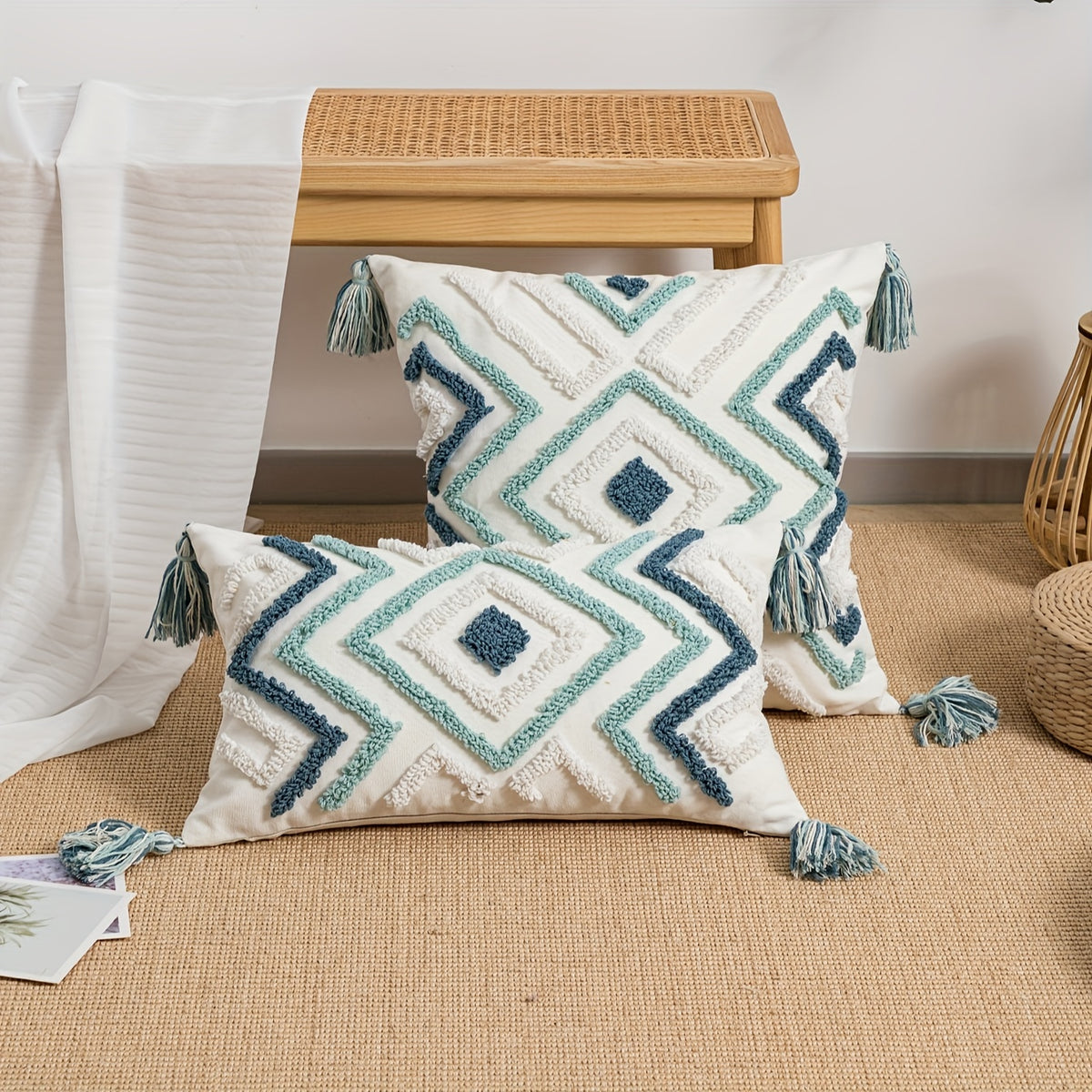 Capa de Almofada Geométrica Quadrada com Estilo Boémio, Apresentando Bordados Aveludados, Adequada para Almofadas de Sala de Estar ou Quarto.