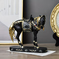 1pc Figura de Cavalo de Resina ABS Elegante - Decoração Moderna de Luxo Leve para Sala de Estar, Escritório ou Mesa de Chá | Design Detalhado de Selim e Arreios | Presente Ideal para Amigos e Formandos, Presente de Formatura | Design de Cavalo Moderno | Artesanato Detalhado, Decoração de Cavalo