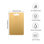 Uma única tábua de corte premium em aço inoxidável, um essencial na cozinha. Esta tábua de metal resistente para picar legumes e frutas é fácil de limpar e construída para durar. Perfeita para campismo e caminhadas, é a opção preferida para os amantes da cozinha.