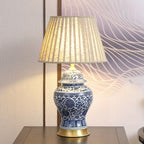 Candeeiro de Mesa Moderno Chinês em Porcelana Azul e Branca - Candeeiro de Cabeceira em Cerâmica Jingdezhen com Cabo Alimentado por USB, Design Elegante Branco e Azul para Sala de Estar, Sofá, Mesa de Cabeceira - Abajur Durável em Tecido e Controlo do Interruptor, Candeeiro de Mesa Para Sala de Estar