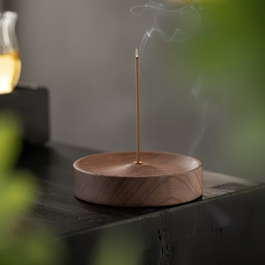 Suporte de Incenso de Madeira com Base Arredondada e Queimador Central - Altar de Meditação Zen Portátil, Compatível com Sândalo e Cedro, Design Minimalista Elegante para Casa, Estúdio de Yoga, Viagem - Difusor Durável e de Queima de Madeira, Suporte Decorativo de Incenso para Sala de Estar, Quarto ou Espaços de Meditação, Artesanal em Madeira Maciça com Base Redonda Resistente e Superfície Lisa para Queima Uniforme, Cascata de Incenso