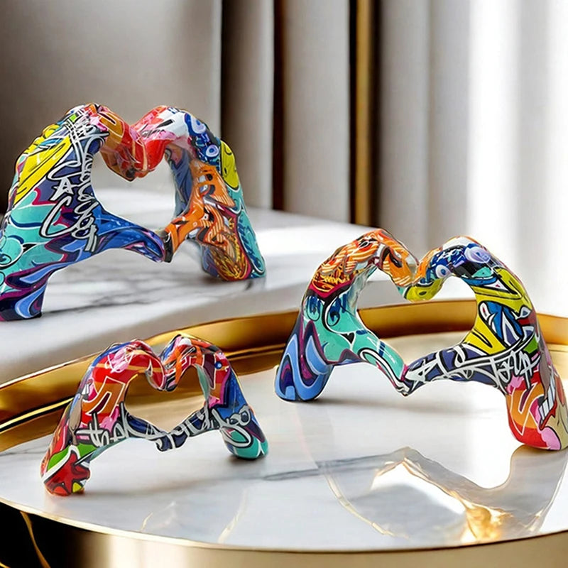 Escultura Mão com Coração em Resina