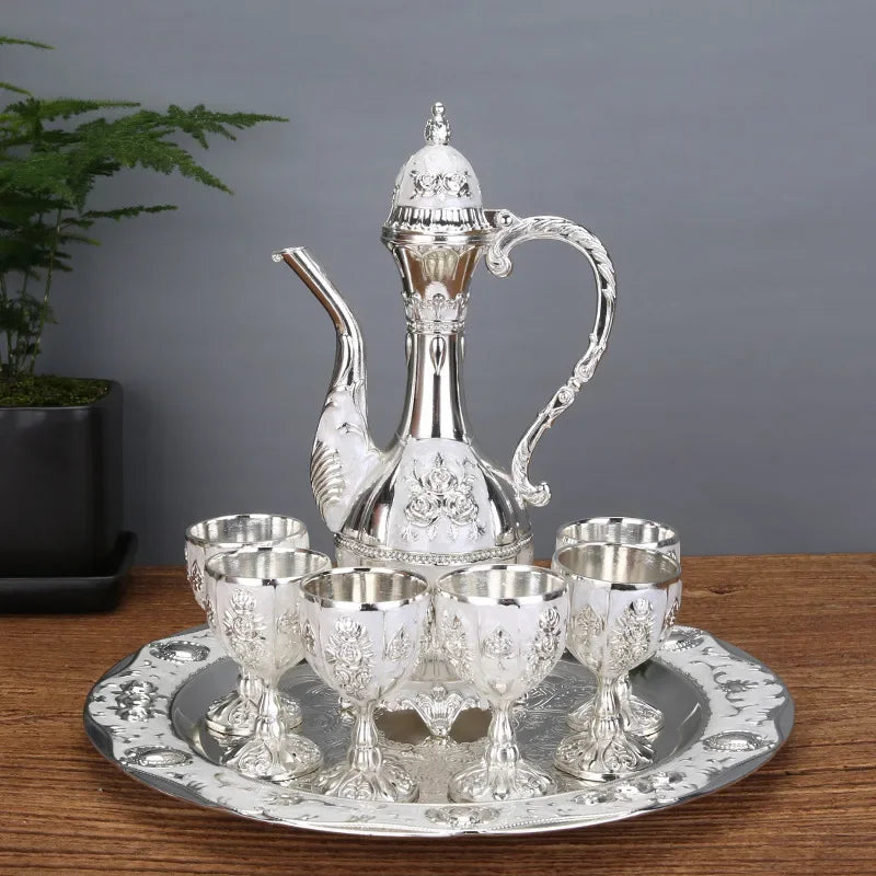 Conjunto de Decanter e Taças de Metal Elegante