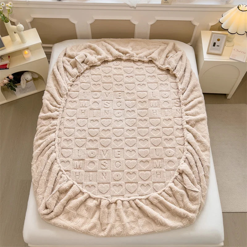 Lençol de cama de veludo quente com faixa elástica coração colchão protetor capa colchas de tafetá para lençol duplo único