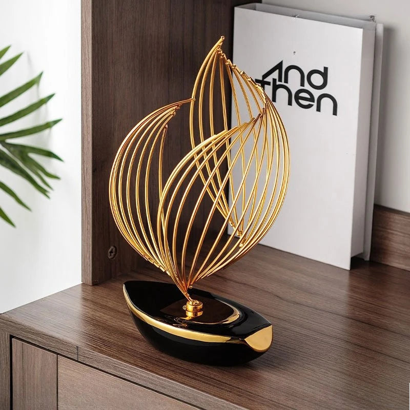 Escultura Decorativa Minimalista em Metal e Cerâmica