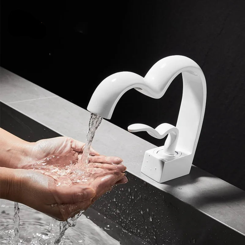 Torneira de cachoeira de latão para banheiro Bacia quente e fria Torneira pia em forma de coração criativo Misturador de vaidade de banho