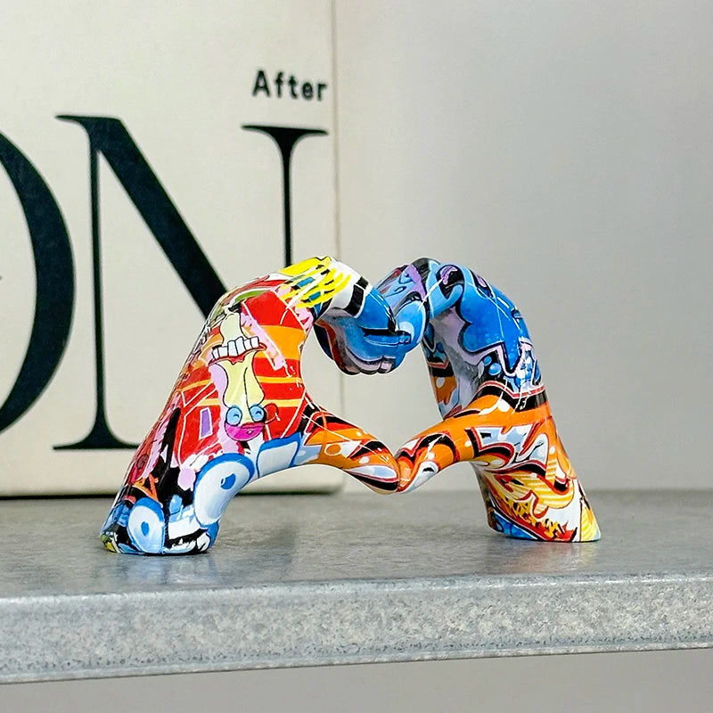 Escultura Mão com Coração em Resina