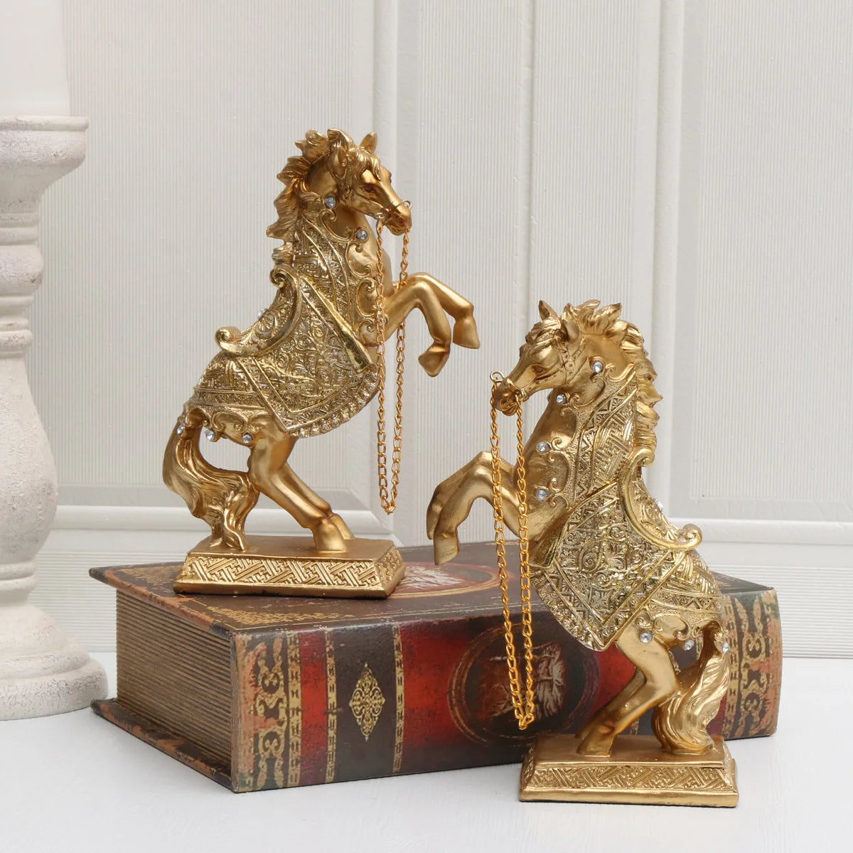 Estátua de cavalo de resina elegante – Majestic Golden, perfeita para decoração de casa e escritório, ideal para sala de estar, entrada e gabinete Disp