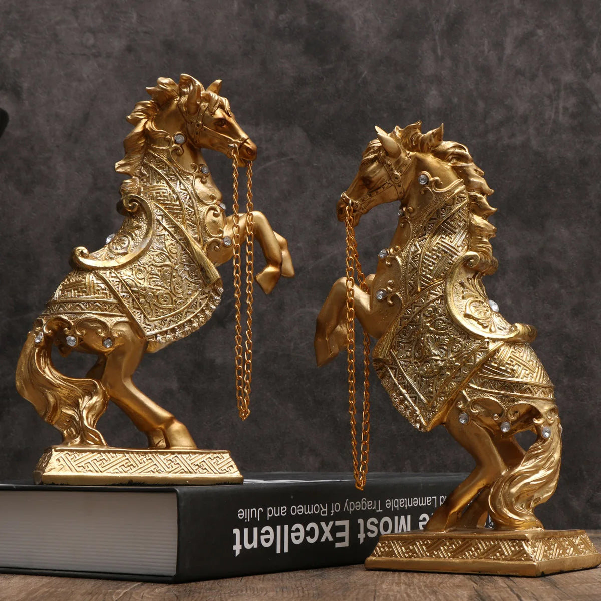 Estátua de cavalo de resina elegante – Majestic Golden, perfeita para decoração de casa e escritório, ideal para sala de estar, entrada e gabinete Disp