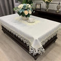 Toalha de Mesa Elegante com Renda Floral Bordada