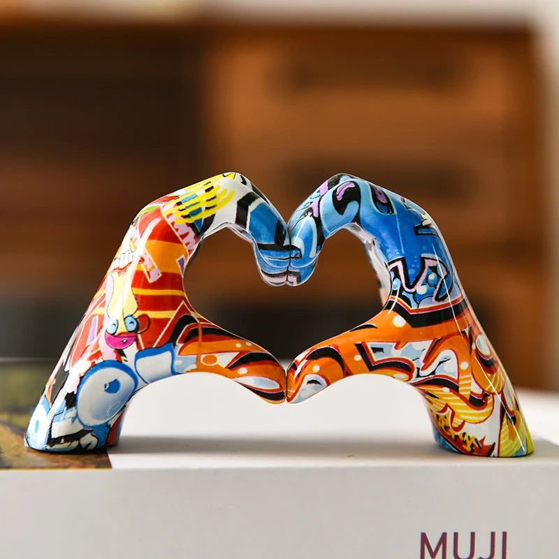Escultura Mão com Coração em Resina