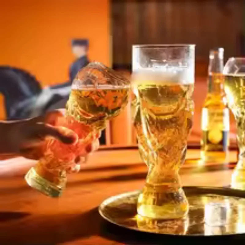Copo de Cerveja Premium com Tema de Troféu de Futebol Copa do Mundo 2026 para Decoração de Caverna Masculina, Bar Doméstico, Festas de Dia de Jogo e Presentes para Fãs de Futebol
