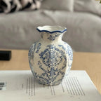 Vaso de Porcelana Azul e Branco Pintado à Mão