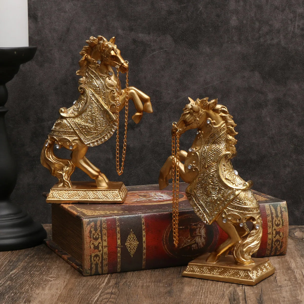 Estátua de cavalo de resina elegante – Majestic Golden, perfeita para decoração de casa e escritório, ideal para sala de estar, entrada e gabinete Disp
