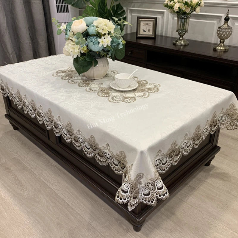 Toalha de Mesa Elegante com Renda Floral Bordada