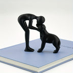 Figuras Colecionáveis, 1 Peça Escultura de Amizade Humano e Cão Preto e Branco - Presente Moderno e Minimalista para Amantes de Pets, Figura em Forma de Mão e Cachorrinho Sentado, Decoração de Plástico para Casa/Escritório/Prateleira no Natal, Hanukkah, Páscoa, Ação de Graças (Não Precisa de Eletricidade)