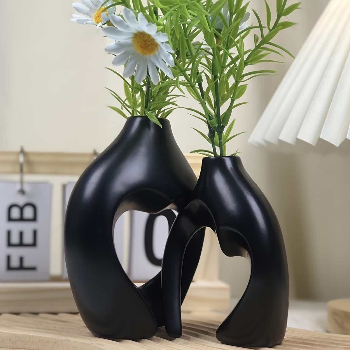 Conjunto de 2 Vasos Decorativos de Arte Geométrica - Uma Escolha Ideal para Arranjos Florais em Dourado, Preto e Branco.