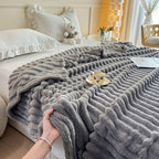Manta Gdan Rinoceronte Luxuosa de Pele Falsa de Coelho - Adequada para Sofá, Cama, Escritório e Viagem - Manta Macia, Quente e Aconchegante Listrada, Colcha Contemporânea, Lavável à Mão, Presente Ideal de Natal e Uso em Todas as Estações (Multicolor)