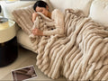 Manta Gdan Rinoceronte Luxuosa de Pele Falsa de Coelho - Adequada para Sofá, Cama, Escritório e Viagem - Manta Macia, Quente e Aconchegante Listrada, Colcha Contemporânea, Lavável à Mão, Presente Ideal de Natal e Uso em Todas as Estações (Multicolor)