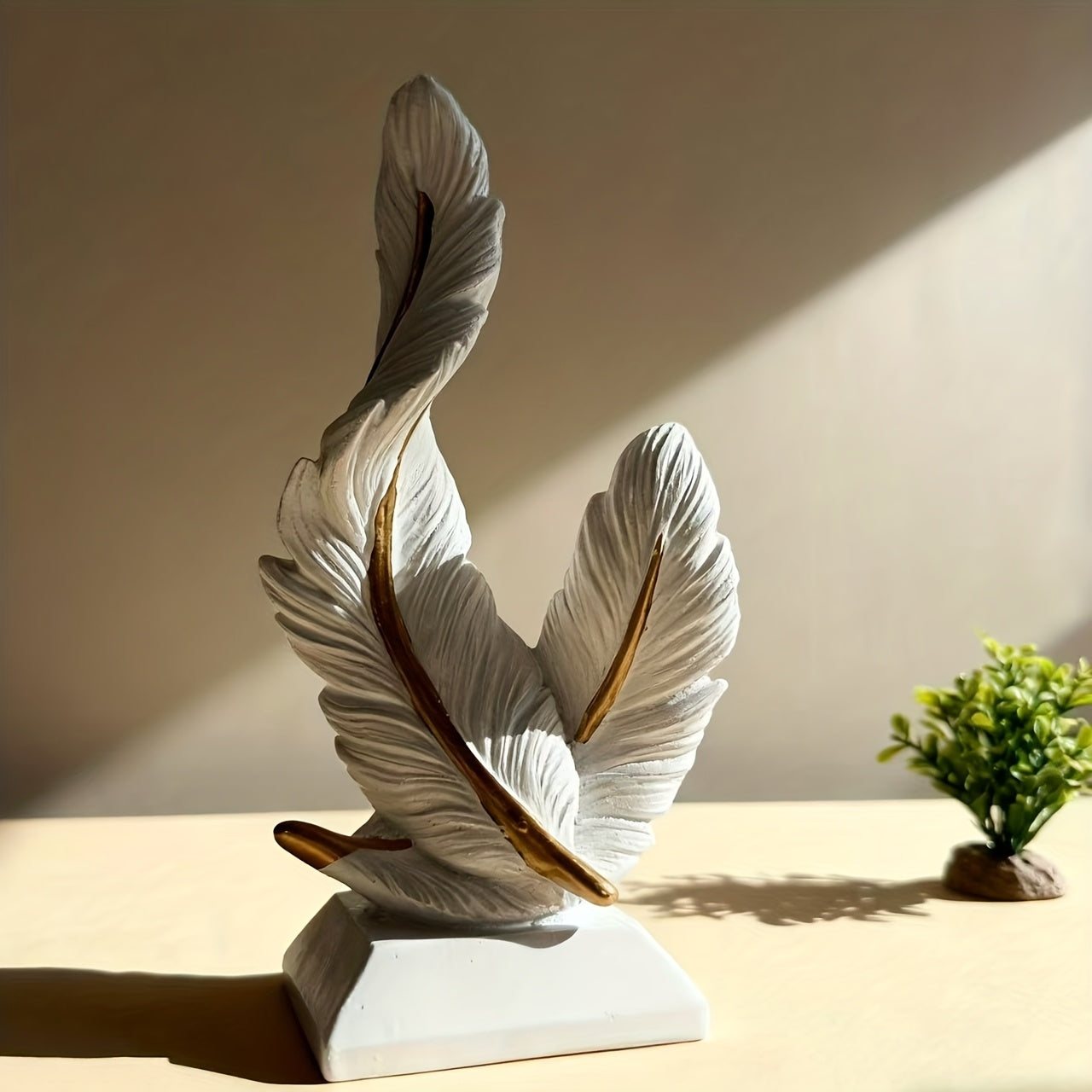 1 Peça de Ornamento de Resina de Pena de Alta Qualidade para Sala de Estar, Entrada ou Sala de Modelo, Decoração Suave para Casa Nova ou Presente de Inauguração