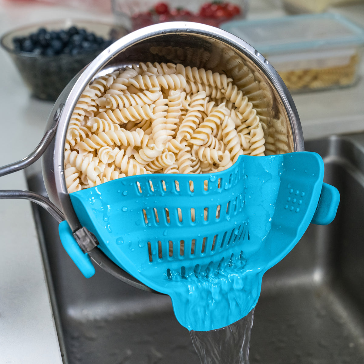 1peça ABERZEY Clip-On Strainer para Panelas e Tabuleiros - Peneira de Cozinha de Plástico Durável para Massas, Carne, Vegetais, Frutas - Drenagem Fácil e Design Compacto, Peneira para Massas, Preparação de Vegetais, Utensílios de Cozinha Modernos, Drenagem Eficiente
