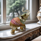 Uma Estátua de Elefante de Estilo Europeu, Feita de Resina, e de Artesanato Requintado, Serve Como Uma Peça Decorativa Única para a Casa, Símbolo de Boa Sorte e Riqueza, Tornando-a um Presente Ideal para Festas de Fim de Ano