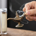 Um Porta Incenso Vintage em Forma de Candeeiro de Metal Vintage, Decorativo para Mesas, Utilizado para Suprimentos de Altar, Representando Presentes Culturais Tradicionais Adequados para Casas, Templos e Salas de Estar. Perfeito para Celebrações como o Halloween.