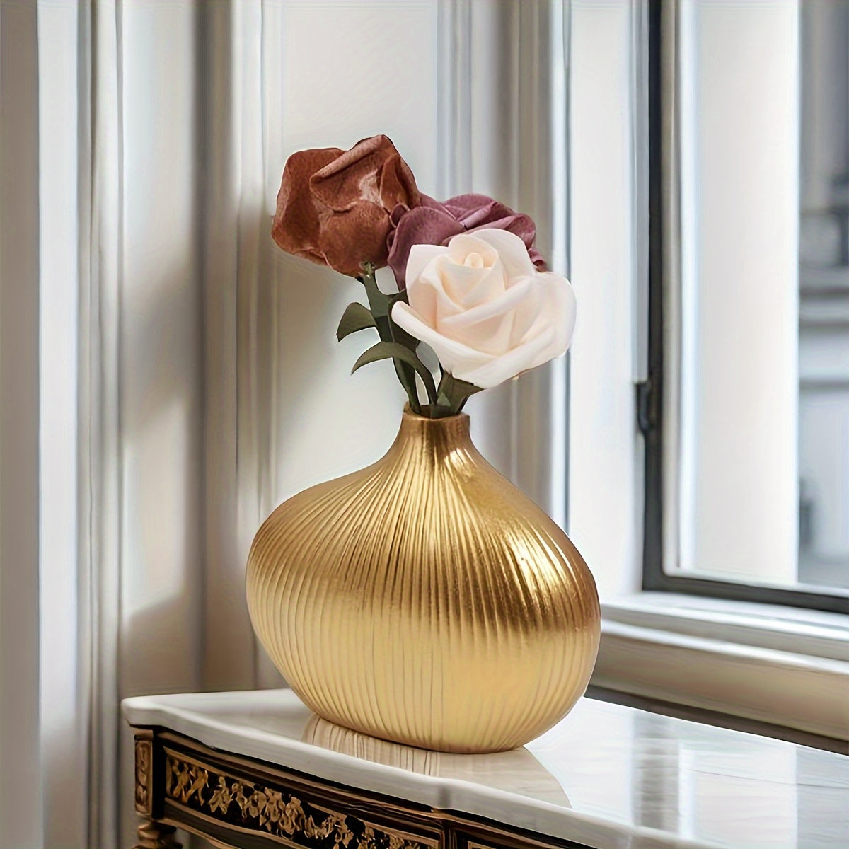 Uma Vaso de Resina Dourado às Riscas Deslumbrante, um Vaso de Flores Cilíndrico Moderno e Luxuoso, Perfeito para Decoração de Casa e Arranjos de Mesa, Não Requer Eletricidade ou Pilhas.