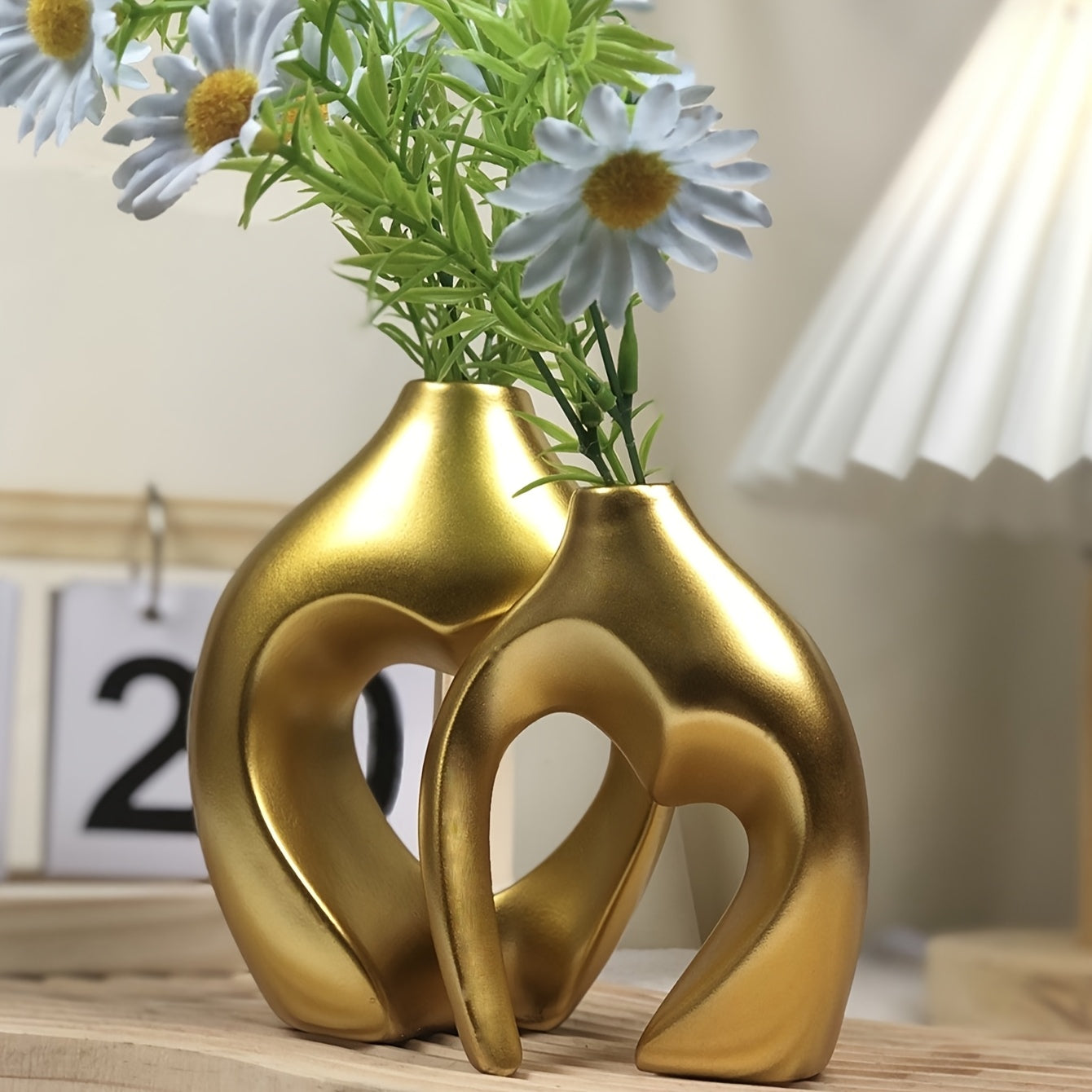 Conjunto de 2 Vasos Decorativos de Arte Geométrica - Uma Escolha Ideal para Arranjos Florais em Dourado, Preto e Branco.