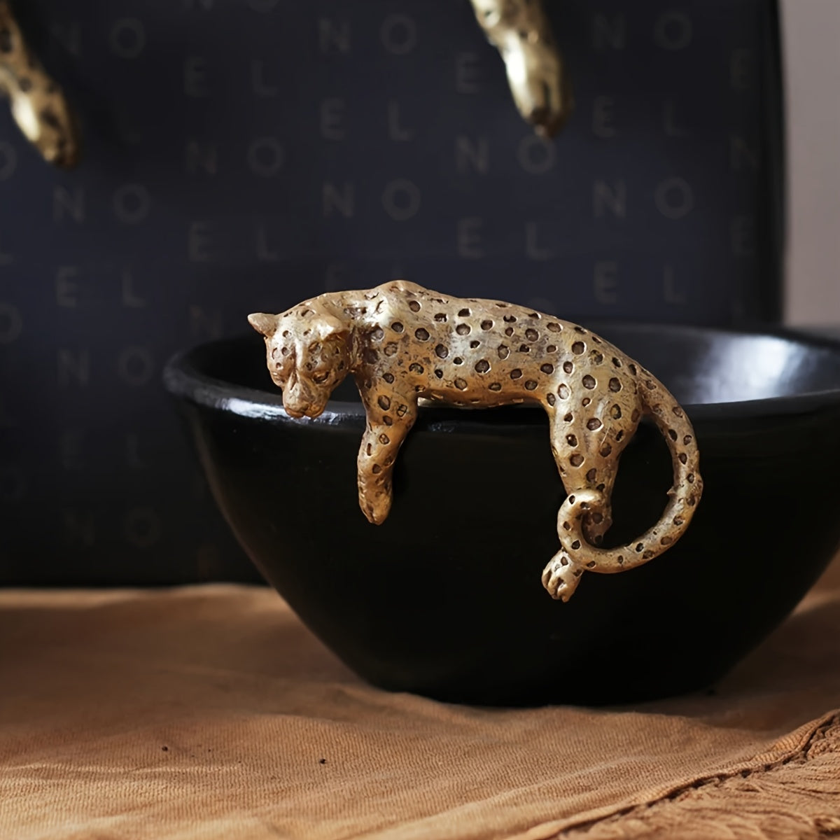 1pc Suporte de Resina de Leopardo Dourado - Acessório Decorativo para Pote de Flores Montado na Parede para Casa e Jardim, Perfeito para Decoração de Ação de Graças, Decorações de Parede Exteriores e Miniaturas de Jardim, Suporte de Pote de Flores