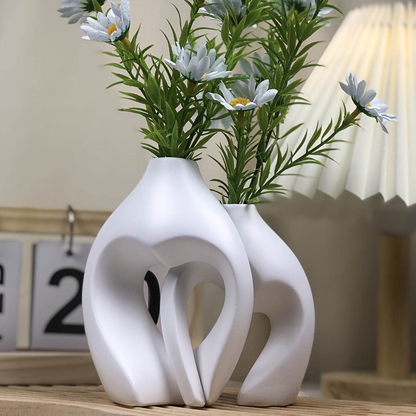 Conjunto de 2 Vasos Decorativos de Arte Geométrica - Uma Escolha Ideal para Arranjos Florais em Dourado, Preto e Branco.