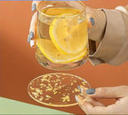 Conjunto de 8 Luxuosos Bases para Copos em Acrílico com Design de Folha Dourada - Protetores de Mesa Redondos Resistentes ao Calor, Bases para Copos Transparentes Elegantes Adequadas para Chá/Café, Decoração Elegante para Casa e Escritório