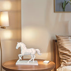 Elegante Estatueta de Cavalo em Cerâmica Branca Nórdica, uma Escultura de Cavalo Estilosa Ideal para Decorar a Sua Mesa de Sala de Estar, Escritório Doméstico Moderno ou Estante. Uma Ideia de Presente Perfeita para Inaugurações de Casas ou Casamentos