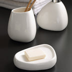 Conjunto de Banheiro Moderno em Cerâmica Branca - 5 Peças - Acessórios de Luxo Completo com Dispensador de Sabonete, Porta-Escova de Dentes, Saboneteira e Copo para Enxaguante Bucal - Resistente a Manchas, Fácil de Limpar e Durável para Banheiros de Casa e Hotel (Sem Instalação)