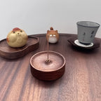Suporte de Incenso de Madeira com Base Arredondada e Queimador Central - Altar de Meditação Zen Portátil, Compatível com Sândalo e Cedro, Design Minimalista Elegante para Casa, Estúdio de Yoga, Viagem - Difusor Durável e de Queima de Madeira, Suporte Decorativo de Incenso para Sala de Estar, Quarto ou Espaços de Meditação, Artesanal em Madeira Maciça com Base Redonda Resistente e Superfície Lisa para Queima Uniforme, Cascata de Incenso