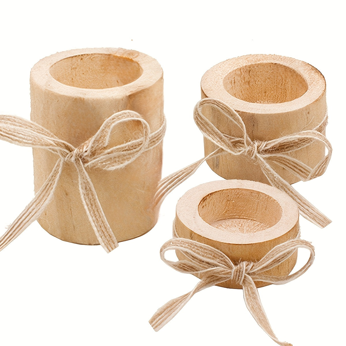 Um conjunto de três peças de artesanato em madeira, em três tamanhos diferentes, adornadas com laços, podem servir como artigos multifuncionais, como candelabros ou vasos de flores. São atraentes e práticas, tornando-as adequadas para decorar casas, restaurantes.